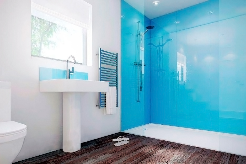 Ванна стена очищающая. Стена в ванной. Стекло вместо плитки в ванной. Крашеные стены в ванной. Облицовка стен стеклом в ванной.
