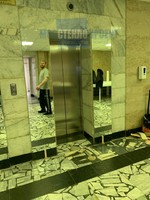Облицовка зеркалами фасада лифта