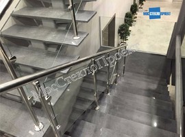 Лестница из стекла и  нержавеющей  конструкции Концерн Калашников