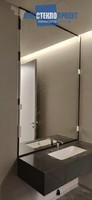 Зеркало в черной металлической раме  ванной