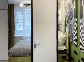 Зеркала в спальню частной квартиры