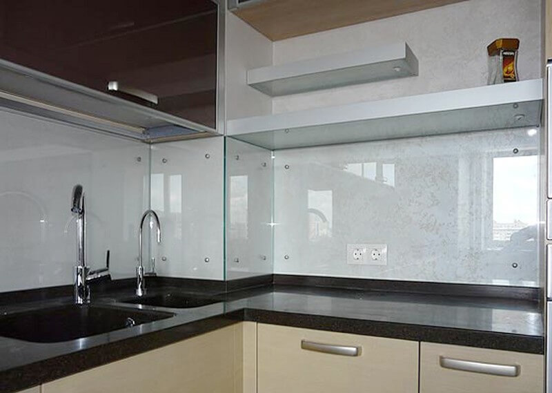 Закрытый фартук на кухне. Кухонный фартук из стекла. Стеклянная стеновая панель для кухни. Фартук прозрачное стекло. Кухонный фартук стекло прозрачное.